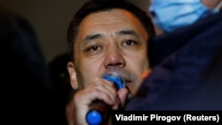 Садир Жапаров офіційно був призначений прем’єр-міністром Киргизстану 14 жовтня. До 6 жовтня політик перебував в ув’язненні 