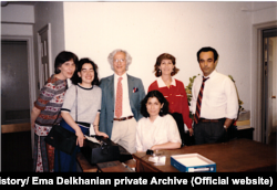 اعضای گروه تاریخ شفاهی ایران. از راست: حبیب لاجوردی، اِما دلخانیان، ضیاء صدقی، دو ناشناس. نشسته: شهین بصیری سال ۱۹۸۴ (عکس از آرشیو شخصی اما دلخانیان)