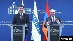 Действующий председатель ОБСЕ, министр иностранных дел Словакии Мирослав Лайчак (слева) на совместной пресс-конференции с министром иностранных дел Армении Зограбом Мнацаканяном, Ереван, 13 марта 2019 г.