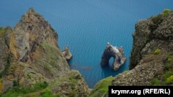 Вдоль потухшего вулкана: пеший маршрут через Кара-Даг (фотогалерея)