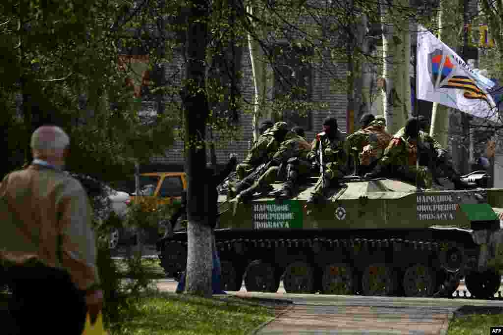 Проросійські бойовики на БМП у Слов&#39;янську, 18 квітня 2014 року