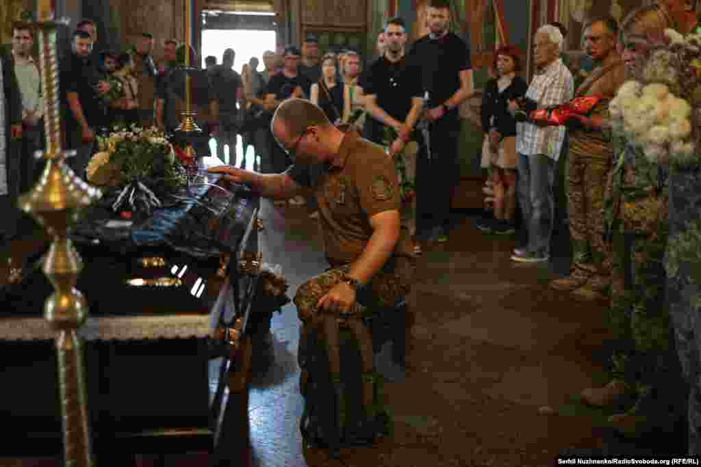 У Михайлівському золотоверхому соборі Києва прощаються з загиблим командиром роти 72-ї окремої механізованої бригади ім. Чорних Запорожців Романом Орищенком на псевдо «Орлик».Роман загинув 2 липня на Покровському напрямку. Йому було 47 років