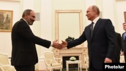 Встреча премьер-министра Армении Никола Пашиняна (слева) и президента РФ Владимира Путина (архив)