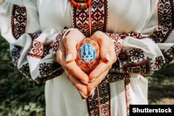 Українка з писанкою (ілюстраційна світлина)