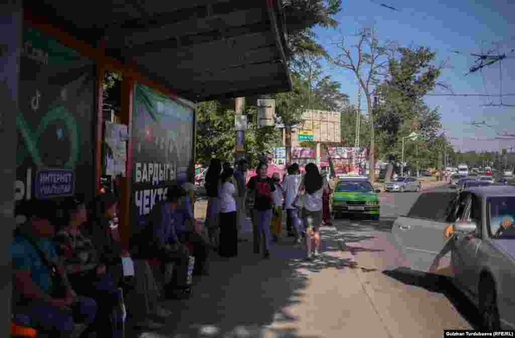 Из-за высокого спроса службы такси либо совсем не отвечали на вызовы, либо принимали их по двойным тарифам.