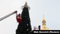 «Друзі, не хвилюйтеся, в переддень Святого Миколая зірка змінить чарівний капелюх на головній ялинці», – йдеться в повідомленні Folk Ukraine у фейсбуці