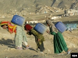 Молодые женщины несут воду. Кабул, 13 мая 2007 года.
