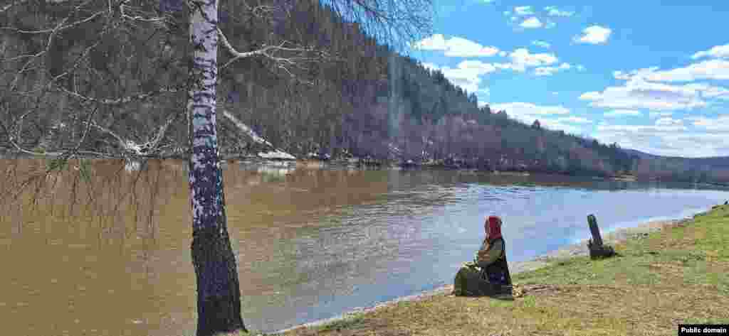 Башкортстанда 18 апрельдә милли кием көне узды. Бөрҗән районы Котан авылында башкорт милли киемендә хатын-кыз Агыйдел елгасы буенда утыра.