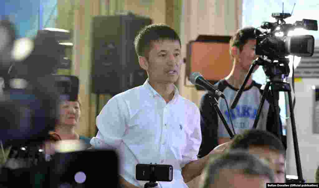 &quot;Азаттыктын&quot; журналисти президент Алмазбек Атамбаевге маалымат жыйынында суроо берип жатат, 1-август, 2016-жыл