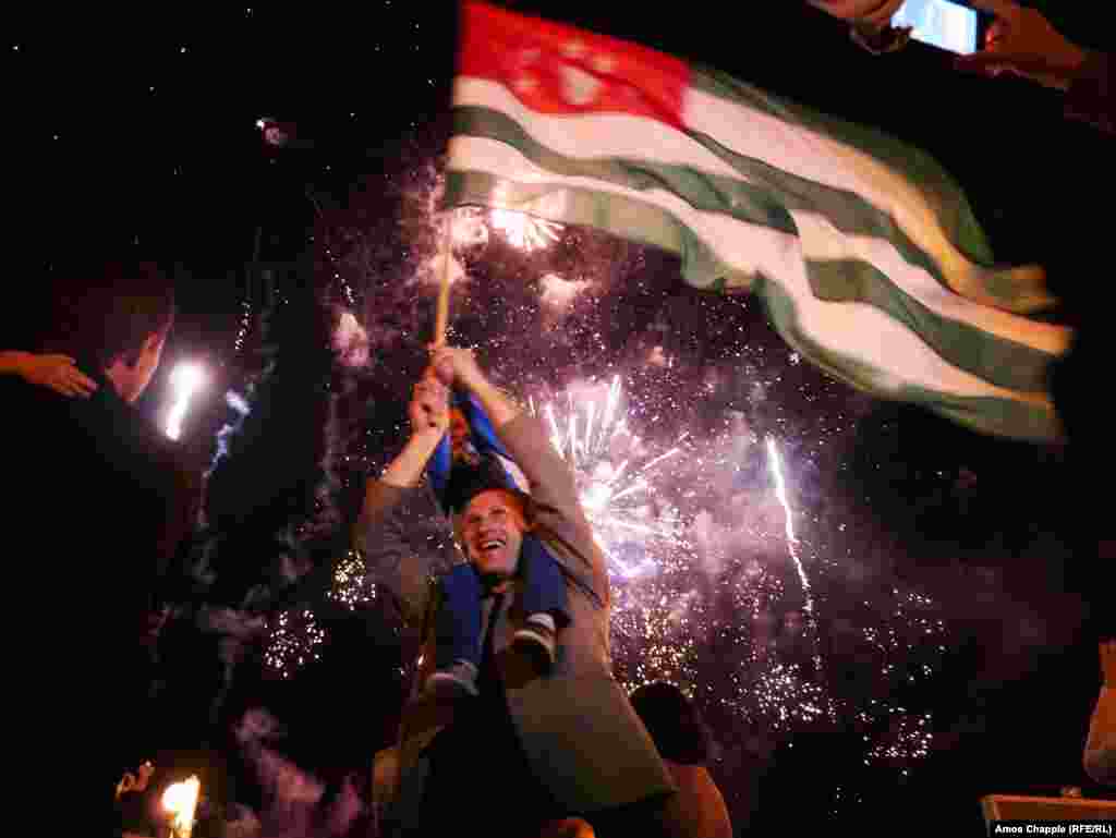 Абхазия празднует свой &laquo;день независимости&raquo; в 2014 году. После войны Абхазия была отвергнута международным сообществом. Но в 2008 году, вскоре после российско-грузинской войны, Россия одной из немногих официально признала Абхазию. Затем президент Грузии Михаил Саакашвили заявил, что Абхазия - это &laquo;не внутренняя грузинская проблема, а вопрос Грузии и России. Сейчас речь идет о России и остальном цивилизованном мире&raquo;.