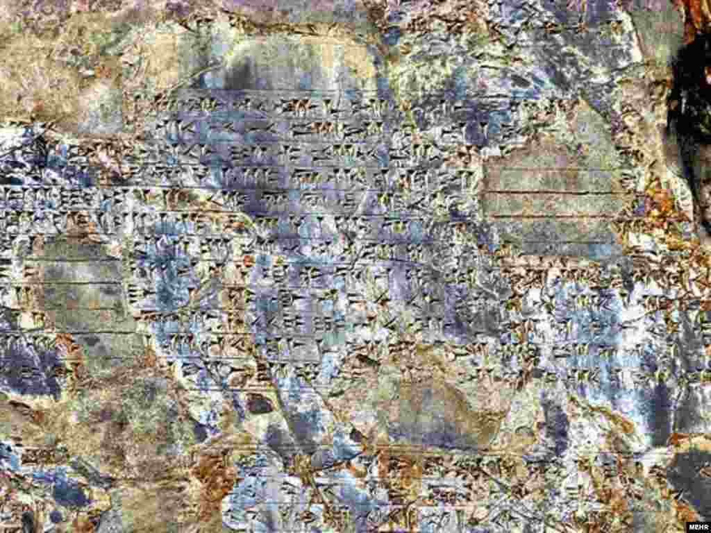 تعمیر یا مرمت سنگ‌نبشته با سیمان که باعث تسریع روند اضمحلال کتیبه می‌شود