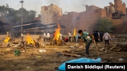 Нью-Делидеги коронавирустан көз жумган бейтаптардын сөөгүн өрттөй турган жай, 22-апрель 2021-жыл.