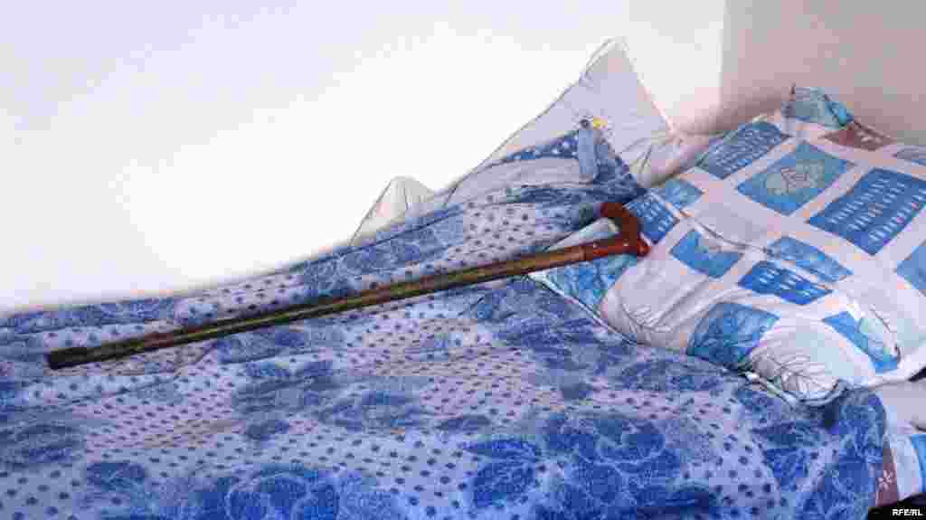 Қазақстан мақтан тұтып үлгермеген Сахан әже енді бұл өмірде жоқ, бақилық болған оның төсегінде таяғы қана қалды. - 130 жасар Сахан әженің жатқан төсегі мен балдағы,13 мамыр,2009 жыл  