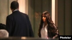 Քիմ Քարդաշյանը դուրս է գալիս «Զվարթնոց» օդանավակայանից, 6-ը հոկտեմբերի, 2019 թ. 