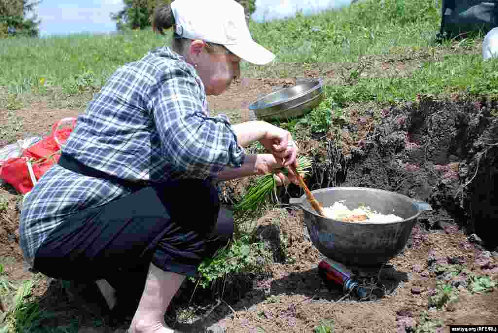 Активистка движения &laquo;Защитим Кокжайляу&raquo; Салтанат Сарыбаева&nbsp;&laquo;колдовала&raquo; над казаном с пловом.
