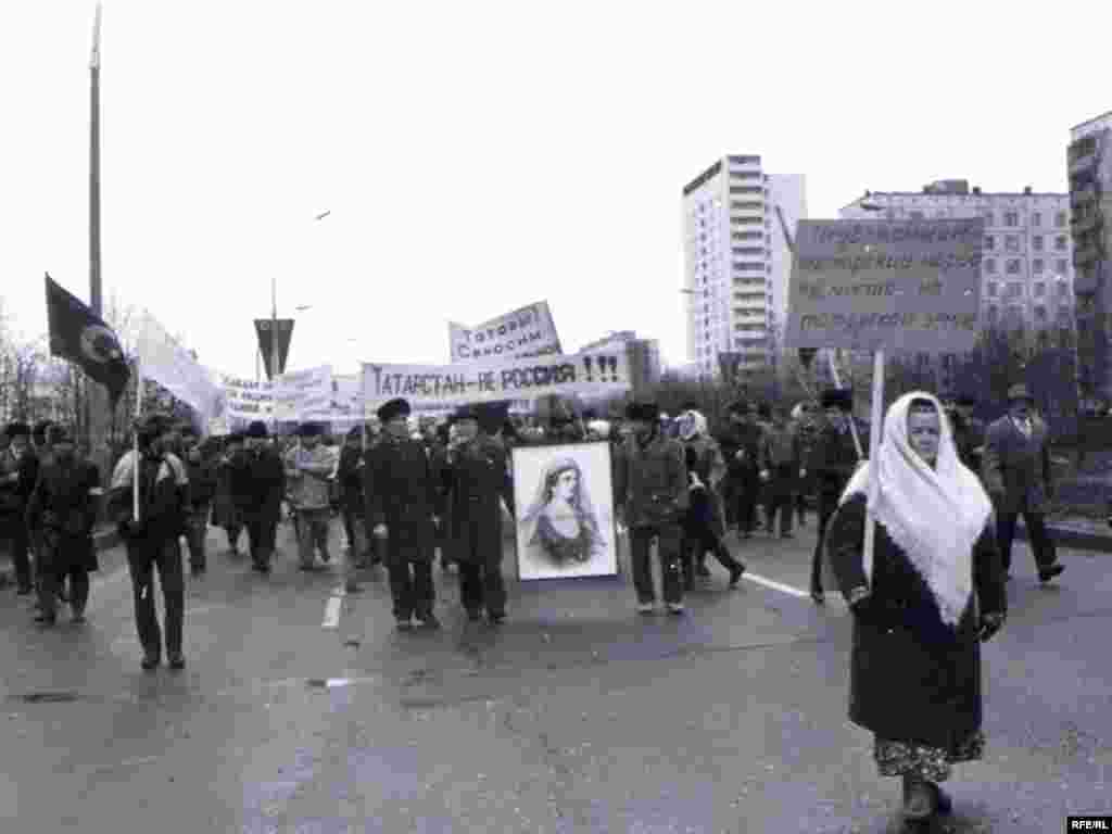 Хәтер көне җыеннары Татарстанның башка шәһәрләрендә дә уза. Чаллы. 1990