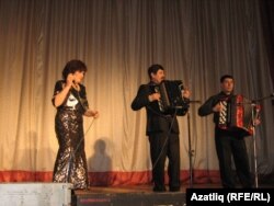 "Шатлык" ансамбле һәм уртада Илгизәр Шакиров