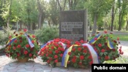 Ленин бакчасында 90нчы елларда сөргендәге кырымтатарларга куелган хатирә ташы 