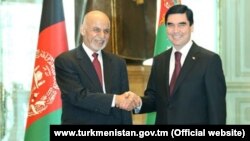 Owganystanyň prezidenti Aşraf Gani (çepde) we Türkmenistanyň prezidenti Gurbanguly Berdimuhamedow.
