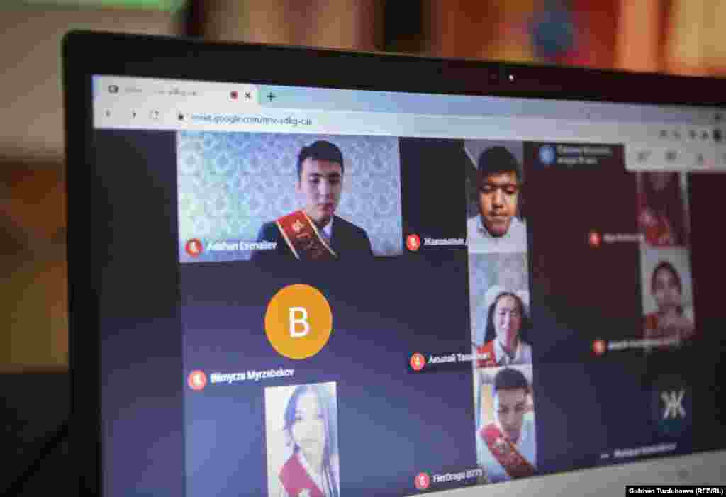 Бишкектеги №77 мектептин онлайн бүтүрүү жыйынына катышып жаткан 11-класстын окуучулары.