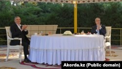 Türkmenistanyň Halk maslahatynyň başlygy Gurbanguly Berdimuhamedow (çepde) we Gazagystanyň prezidenti Kasym Žomart-Tokaýew (arhiw suraty)
