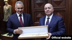 Министр обороны РФ Сергей Шойгу на встрече с министром обороны Армении Аршаком Карапетяном преподносит ему в дар кинжал, 11 августа 2021 г.