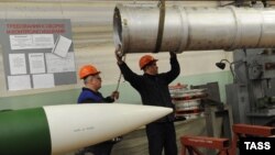 متخصصان روسی در حال سرهم کردن سامانه موشکی اس-۳۰۰ در مرکز تولید و تحقیقات «یاسکین» هستند.