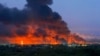 Пажар на тэрыторыі Куйбышаўскага НПЗ у Самарскай вобласьці Расеі пасьля ўдару дронамі УСУ, 28 жніўня 2025 