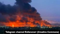 Пажар на тэрыторыі Куйбышаўскага НПЗ у Самарскай вобласьці Расеі пасьля ўдару дронамі УСУ, 28 жніўня 2025 