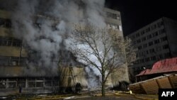 Ілюстраційне фото. Рятувальники ліквідують наслідки попереднього російського удару по Харкову, 2 квітня 202 року