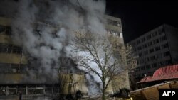 Пожежники гасять пожежу на цивільному підприємстві після атаки безпілотника в Харкові, Україна, 2 квітня 2025 року. Фото ілюстративне