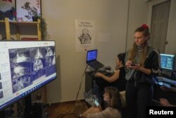 فعالان یونانی حامی کاروان جهانی صمود در اتاق کنترل در آتن، یونان، اول اکتبر ۲۰۲۵