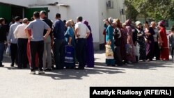 В очереди за хлебом и хлопковым маслом перед государственным магазином в Ашхабаде (архивное фото 2019 год)