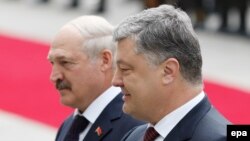 Президент України Петро Порошенко та президент Білорусі Олександр Лукашенко. Архівне фото