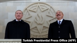 شعرخوانی رجب طیب اردوغان (چپ) در مراسمی در باکو به دردسری دیپلماتیک بین ایران و ترکیه تبدیل شده است.