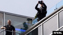 Сотрудники безопасности на крыше одного из московских отелей. 6 июля 2009 года.