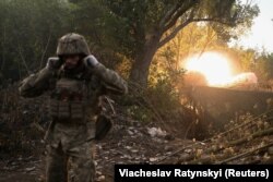 Артиллерист 93-й отдельной механизированной бригады «Холодный Яр» ВСУ ведет огонь из самоходной гаубицы М109 «Паладин» по российским войскамв районе города Константиновка Донецкой области, 5 июля 2025 года