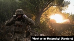 Український артилерист із 93-ої бригади «Холодний Яр» веде вогонь по російських позиціях поблизу Константинівки в Донецькій області. Липень 2025 року