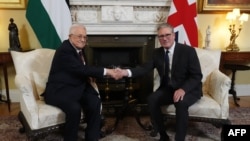 Британският премиер Киър Стармър (вдясно) се ръкува с палестинския президент Махмуд Абас в началото на срещата им в Лондон, 8 септември 2025 г.