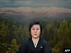 Мамлекеттик теленин диктору "улуу жолбашчынын" дүйнөдөн өткөнүн жарыялоодо.