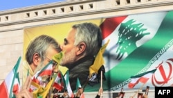 بیلبوردی از تصاویر قاسم سلیمانی، فرمانده سابق نیروی قدس سپاه پاسداران، و حسن نصرالله، دبیرکل سابق حزب‌الله همراه با پرچم لبنان در جنوب بیروت 