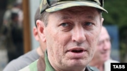 Генерал уехал из республики, но объявился вновь во время протестных событий 2011 года, встав рядом с оппозицией