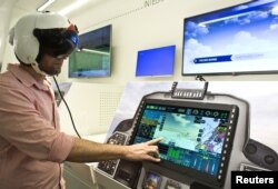 مهندسی در شرکت اِلبیت در حیفا سامانه حسگر بدن را به نمایش می‌گذارد؛ سامانه‌ای که برای هشدار به‌موقع درباره بی‌هوشی احتمالی خلبانان جنگی در مانورهای شدید طراحی شده است.