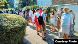 Алена Ціхановіч (сьпераду) у чарзе галасаваць у амбасадзе Беларусі ў Празе