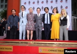 Актьорите Джони Галеки, Джим Парсънс, Кейли Куоко, Саймън Хелберг, Кунал Наяр, Майим Биалик и Мелиса Рауч от „Теория за големия взрив“, Лос Анджелис, Калифорния, 2019 г.