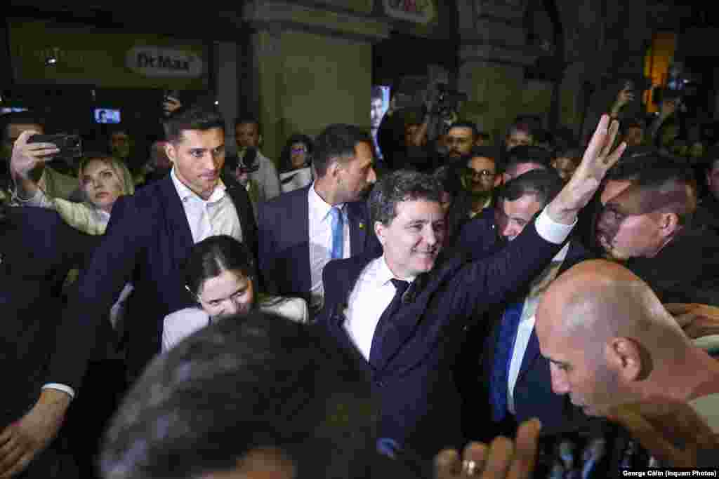 Președintele ales al României a ieșit din sediul de campanie și a mers să țină discursul victoriei în Parcul Cișmigiu.După ce Biroul Electoral Central va declara numărătoarea voturilor încheiată, iar Curtea Constituțională va constata că nu există impedimente în ceea ce privește validarea victoriei, noul președinte va depune jurământul în fața Parlamentului.Lista de urgențe cu care se confruntă Nicușor Dan este lungă și plină de probleme grave: instalarea noului guvern, situația financiară precară, tergiversarea legilor apărării de către diferite instituții și dificultăți în politica externă.