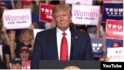  سخنرانی دونالد ترامپ در تجمعی در منچستر در ایالت نیوهمپشایر.