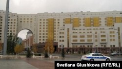 Полицейский автомобиль перед Домом министерств в Астане