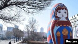 Російська матрьошка у китайському прикордонному з Росією місті Суйфенхе. Китай, весна 2020 року