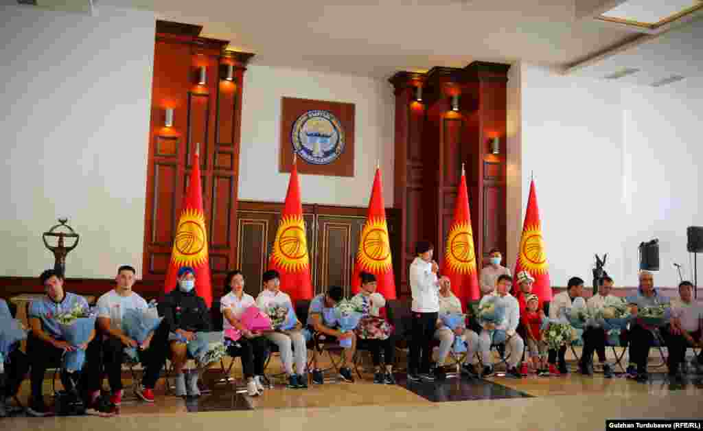 Токиодогу жайкы Олимп оюндарында кыз-келиндер күрөшүнөн 62 килограмм салмакта күмүш медал алган Айсулуу Тыныбекова кийинки Олимпиада оюндарына катышары али белгисиз экенин маалымат жыйынында билдирди.